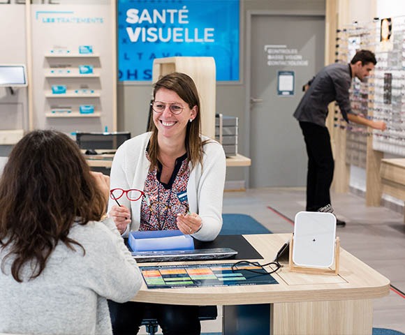 Santé visuelle : 3 personnes dans un magasin d'optique, accompagnement